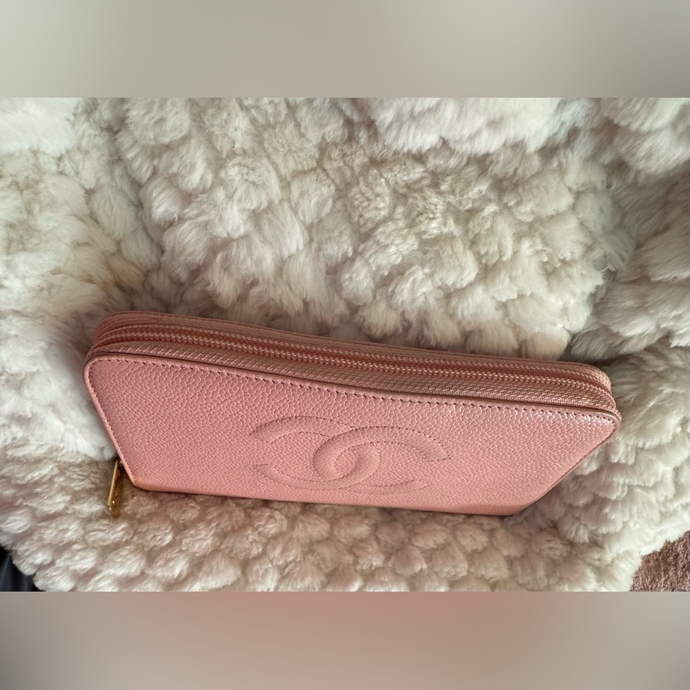 Authentic Chanel Pink Leather Wallet with Iconic CC Logo and Halo intact. 🩷 - Picture 3 of 13
